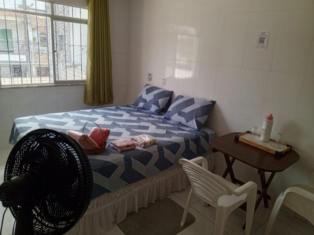 Ένα ή περισσότερα κρεβάτια σε δωμάτιο στο Quarto próximo do Parque da cidade