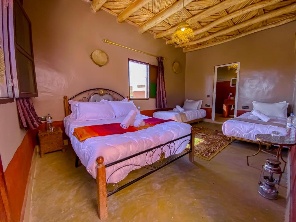 Ένα ή περισσότερα κρεβάτια σε δωμάτιο στο Gite d'étape Asfalou chez l'habitant