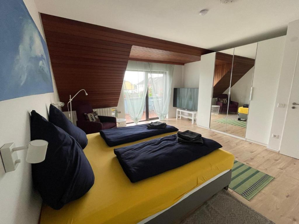 a bedroom with two beds with black pillows at Gästezimmer 21qm im Casa Kirchweg in Gladbach