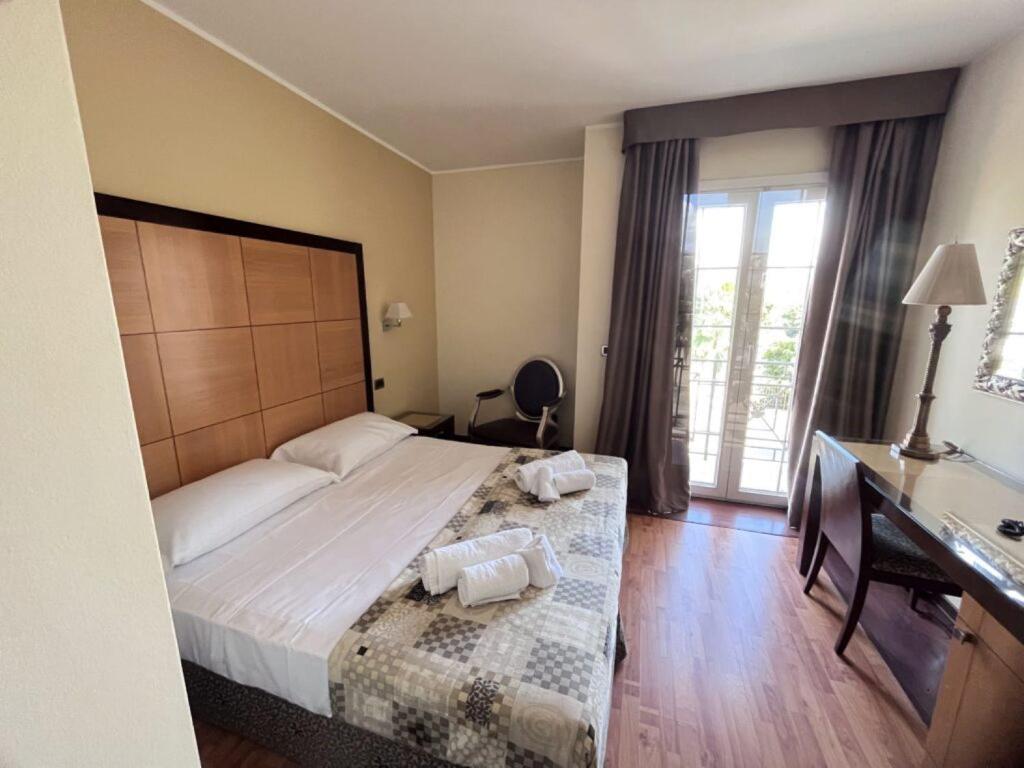 Postel nebo postele na pokoji v ubytování Regent Beachotel