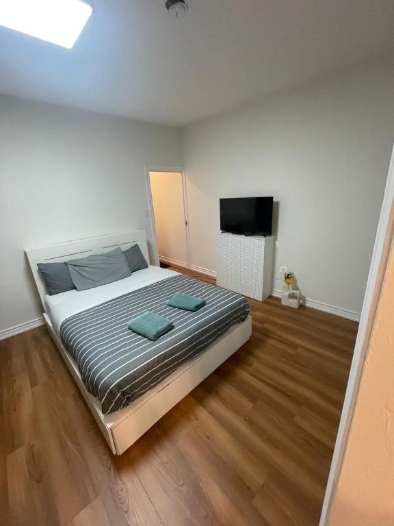 Ένα ή περισσότερα κρεβάτια σε δωμάτιο στο Toronto Holiday Home