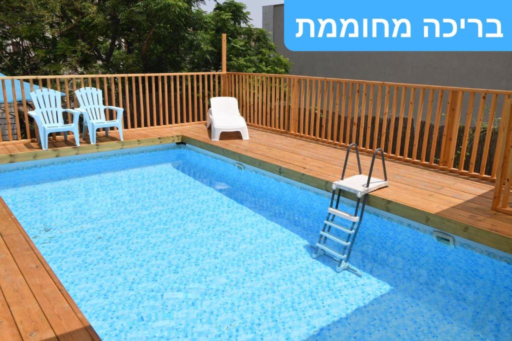 Bazén v ubytování Domos Tiberias - Heated pool דומוס טבריה- בריכה מחוממת nebo v jeho okolí