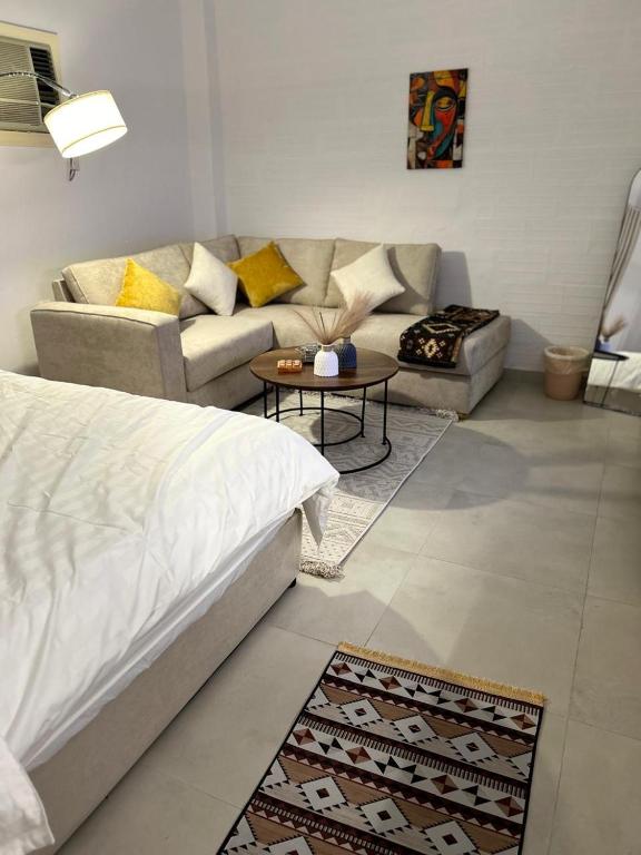 ein Wohnzimmer mit einem Bett und einer Couch in der Unterkunft شقة حي البوادي in Dschidda