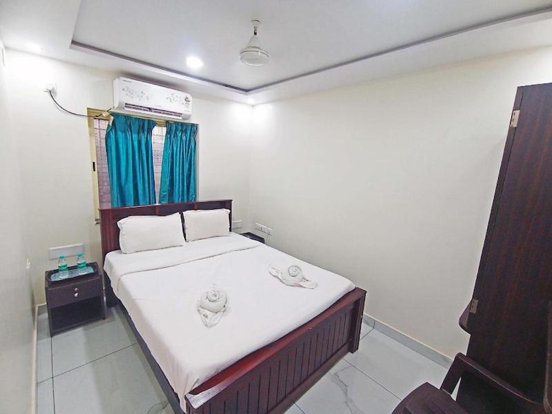 een slaapkamer met een groot bed in een kamer bij Flora inn in Ankola