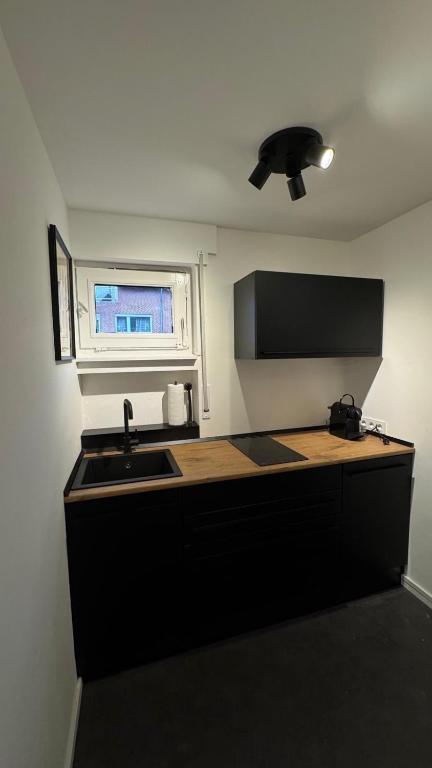 una cocina con fregadero y ventana en Ferienwohnung Fischer, en Stolberg