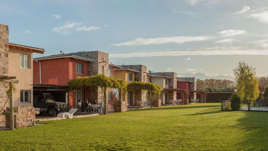 a row of houses in a yard with a green lawn at Magas de Drummond in Mayor Drumond