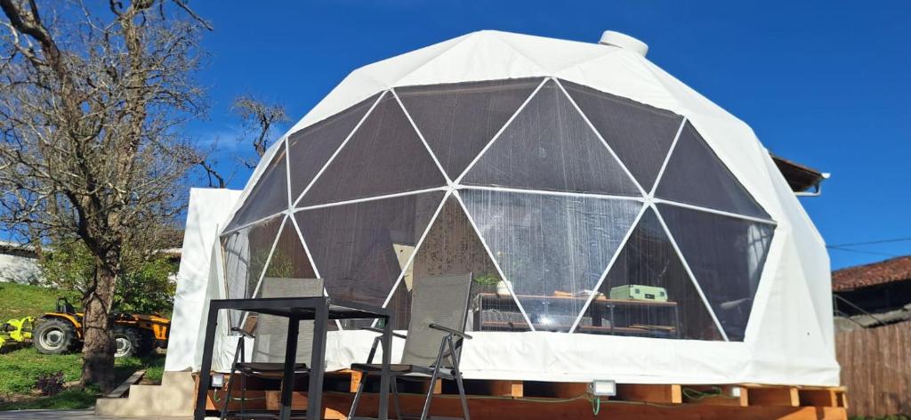 Το κτήριο όπου στεγάζεται  το οργανωμένο κάμπινγκ