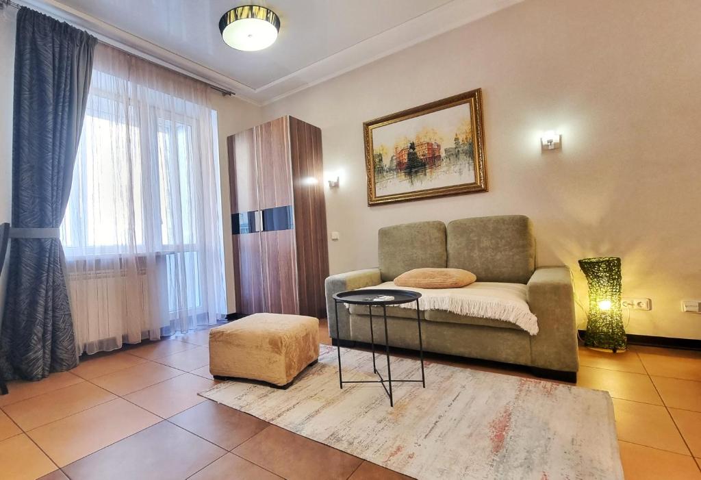 una sala de estar con un sofá y una mesa en Kyiv Center Romantic Apartment, en Kiev