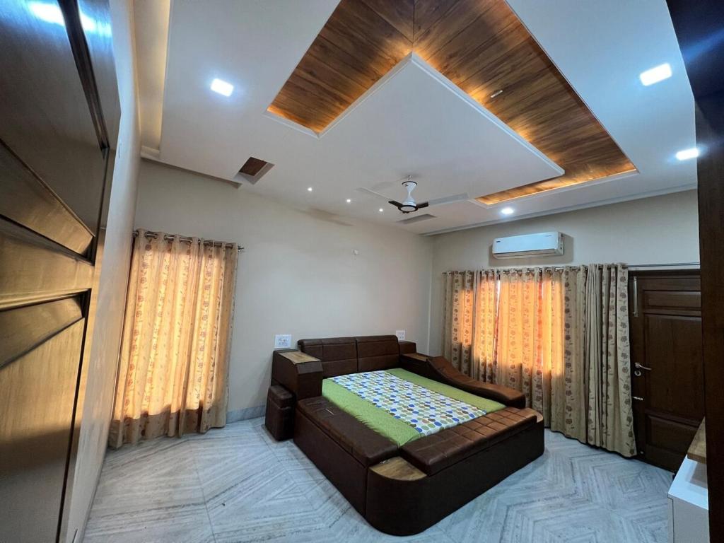 Ένα ή περισσότερα κρεβάτια σε δωμάτιο στο Peaceful & Spacious 5BHK Villa with Balcony & Parking