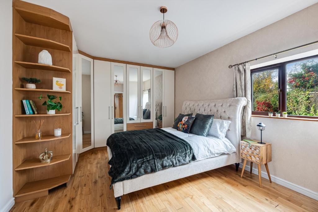 Postel nebo postele na pokoji v ubytování Meadow House with Driveway Parking, Spacious Garden, Fast Wifi and Smart TVs by Yoko Property