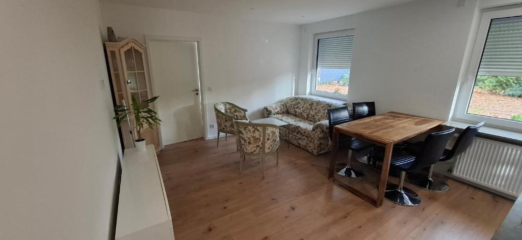 un soggiorno con un tavolo e una sedia di Ferienwohnung Langwasser a Norimberga