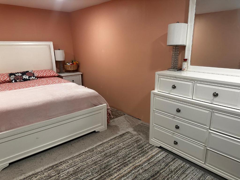 Postel nebo postele na pokoji v ubytování The Coatesville Haven