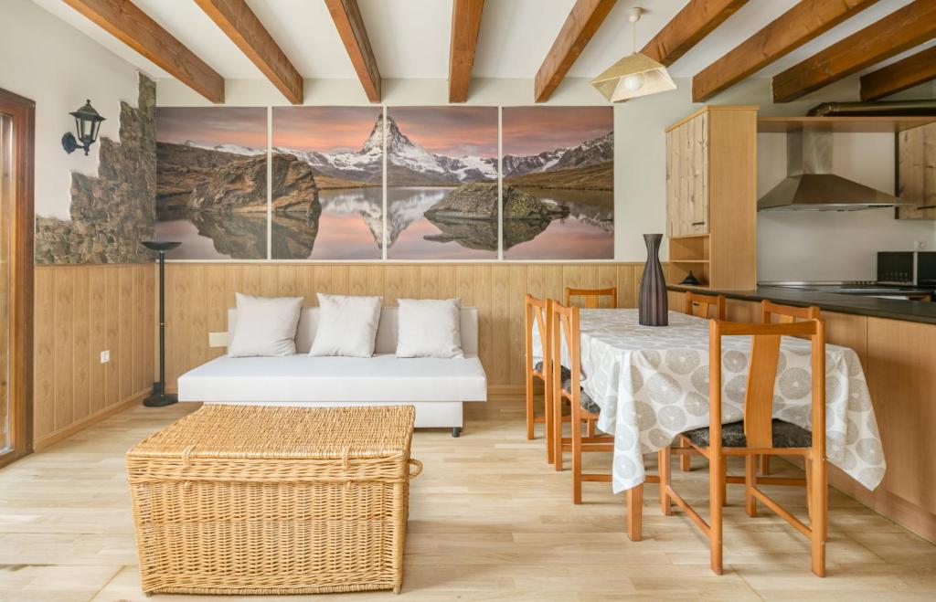 a room with a table and a bed and a kitchen at Casa Los Altos de Santiago in Villanúa