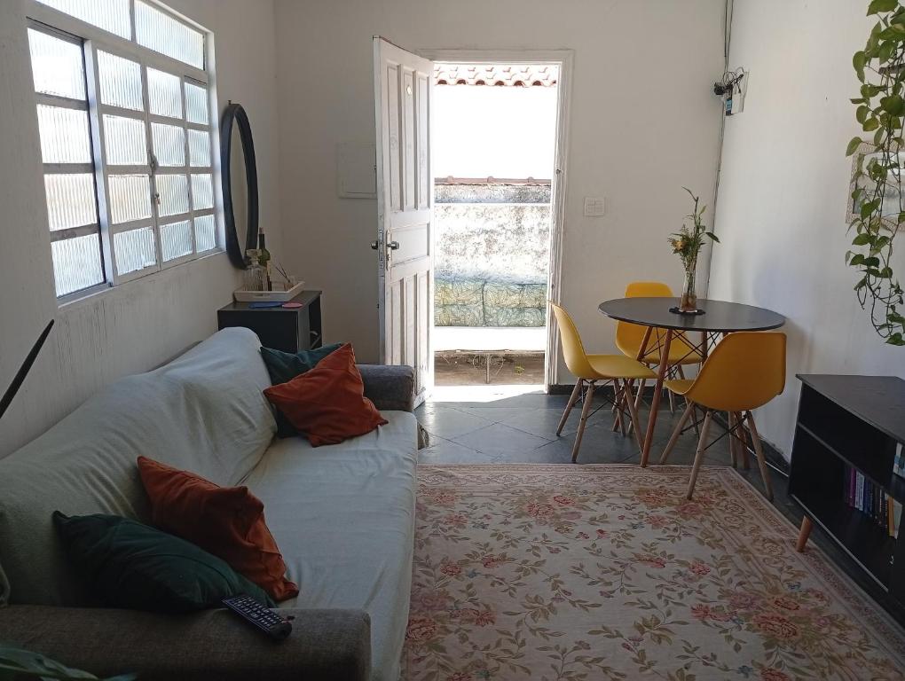 Χώρος καθιστικού στο O cafofo