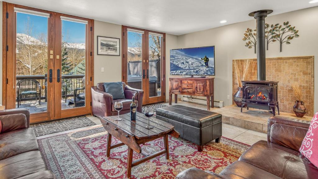 een woonkamer gevuld met meubels en een open haard bij Great Raven Grande in Breckenridge