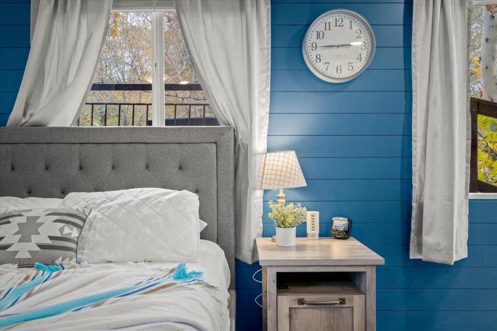 Postel nebo postele na pokoji v ubytování 17 Creekside Retreat