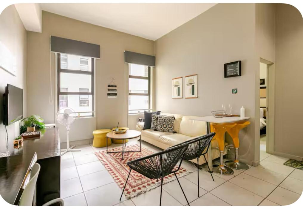 Televiisor ja/või meelelahutuskeskus majutusasutuses Lovely Rosebank 1-bedroom condo with pool & cinema