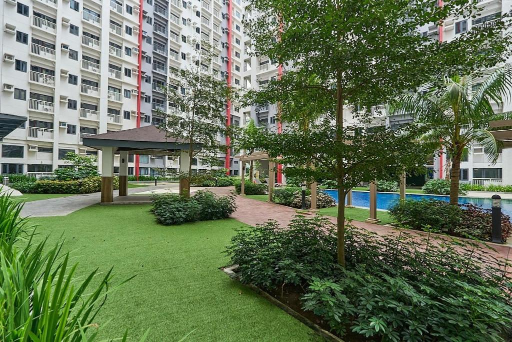 Vườn quanh Modern & Spacious Loft-Style Condo near Airport