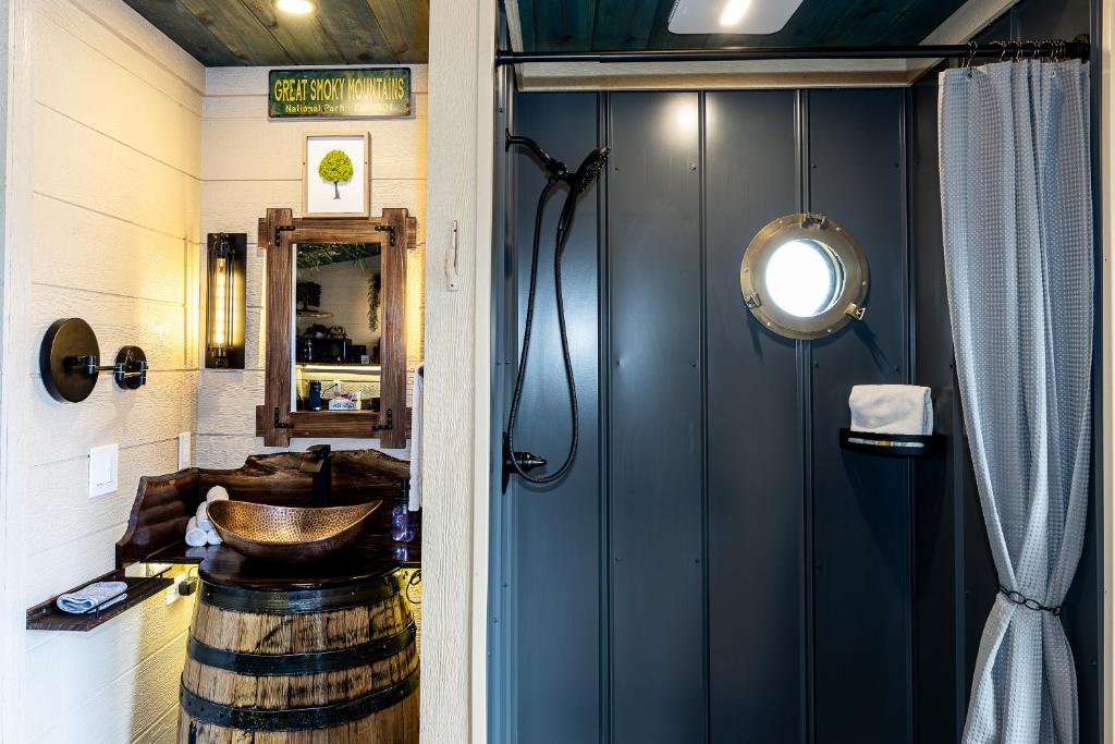 une pièce avec un tonneau et une porte bleue dans l'établissement "Morning Wood" Luxury Treehouse Retreat Near Dollywood & Pigeon Forge, à Catlettsburg