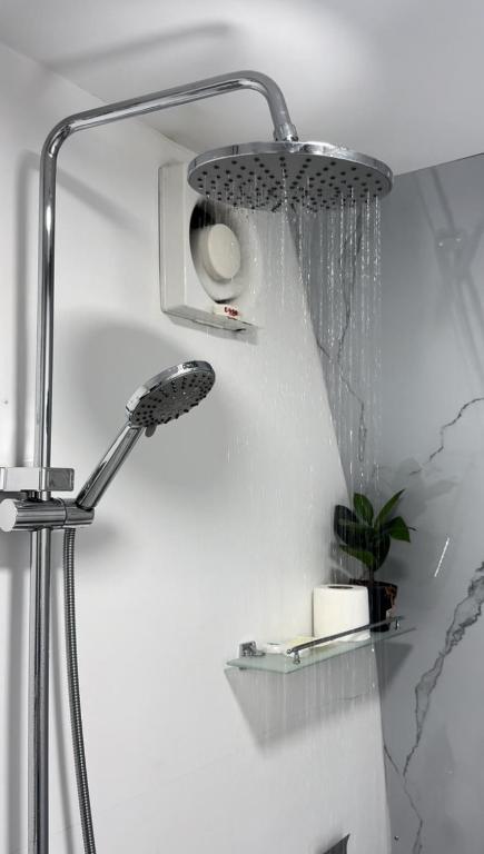 un cabezal de ducha con agua saliendo de él en Amara Camp, en Al Raka