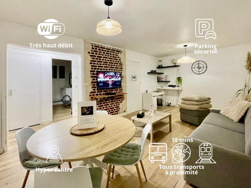 een woonkamer met een tafel met daarop een laptop bij Grand T2 au RDC hyper centre Navette et Sauna en option in Beauvais