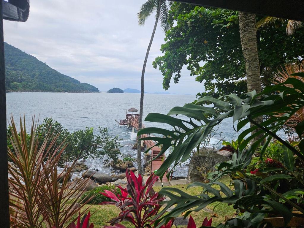 マンガラチバにあるChez Paradis - Feel at home in paradiseの木々や植物のある水上のボート