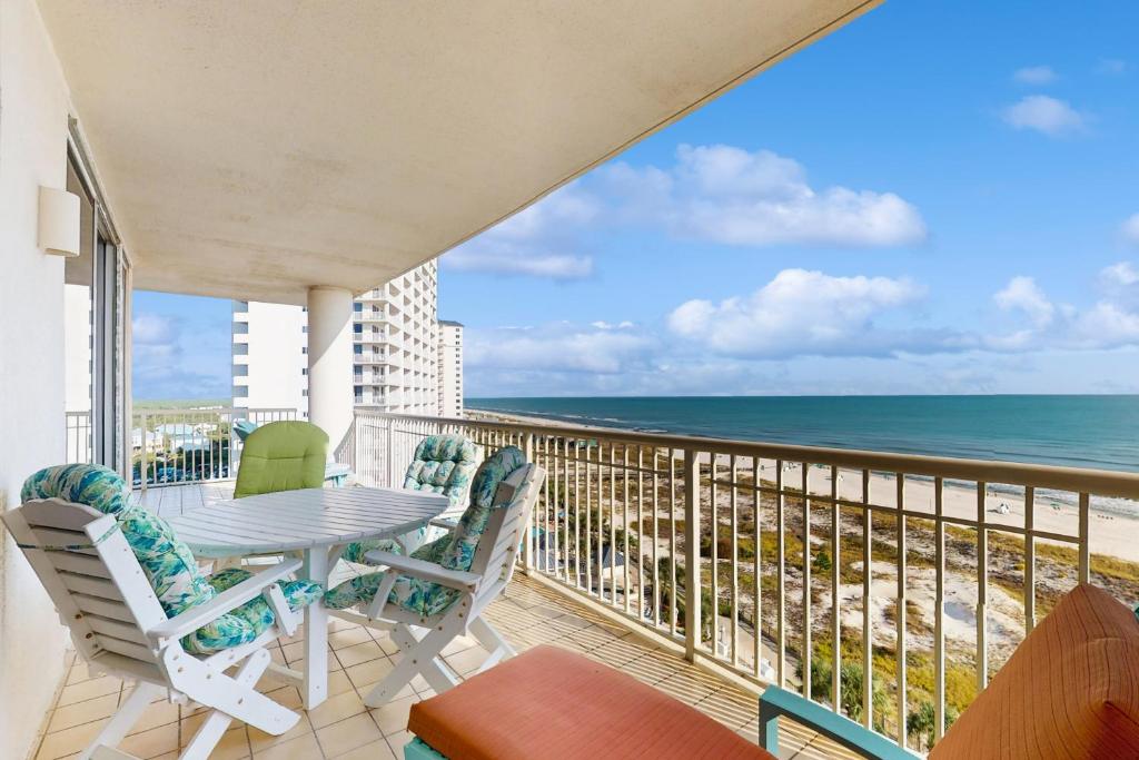 un balcon avec une table et des chaises et l'océan dans l'établissement The Beach Club 1001C, à Gulf Highlands
