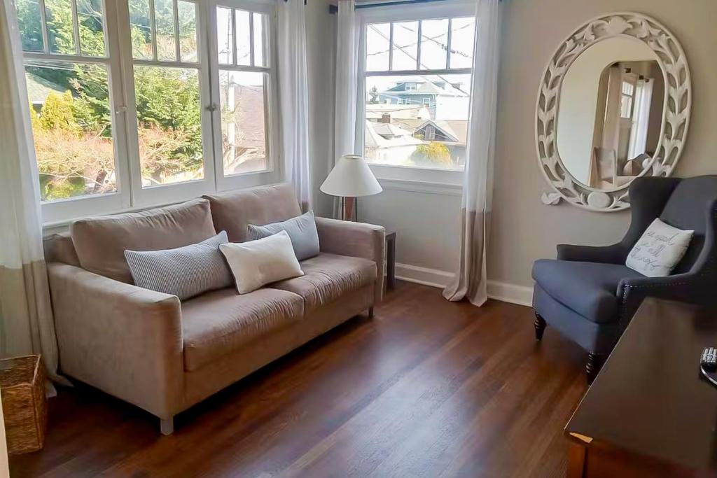 a living room with a couch and a mirror at The Jul on State in Bremerton