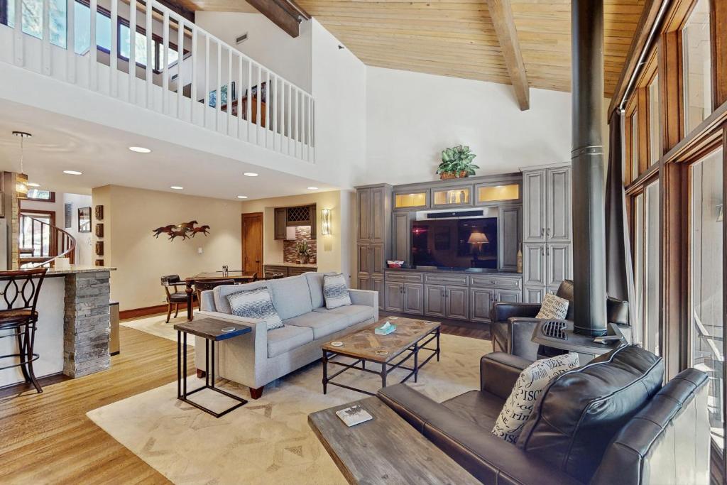 ein Wohnzimmer mit Sofa und Fernseher in der Unterkunft Tamarron 822 in Rockwood