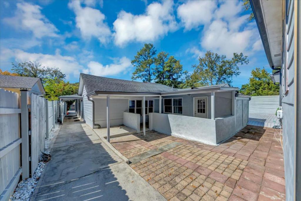 una casa bianca con patio in mattoni di Druid Cottage ad Atlanta