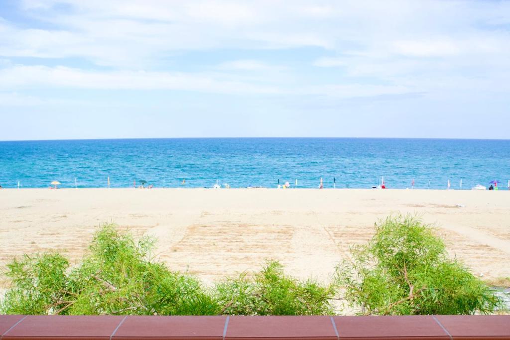 a sandy beach with the ocean in the background at Aria di sale B&B in Marina di Strongoli