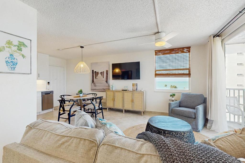 ein Wohnzimmer mit Sofa und Tisch in der Unterkunft The Gulfview Retreat in Bonita Springs