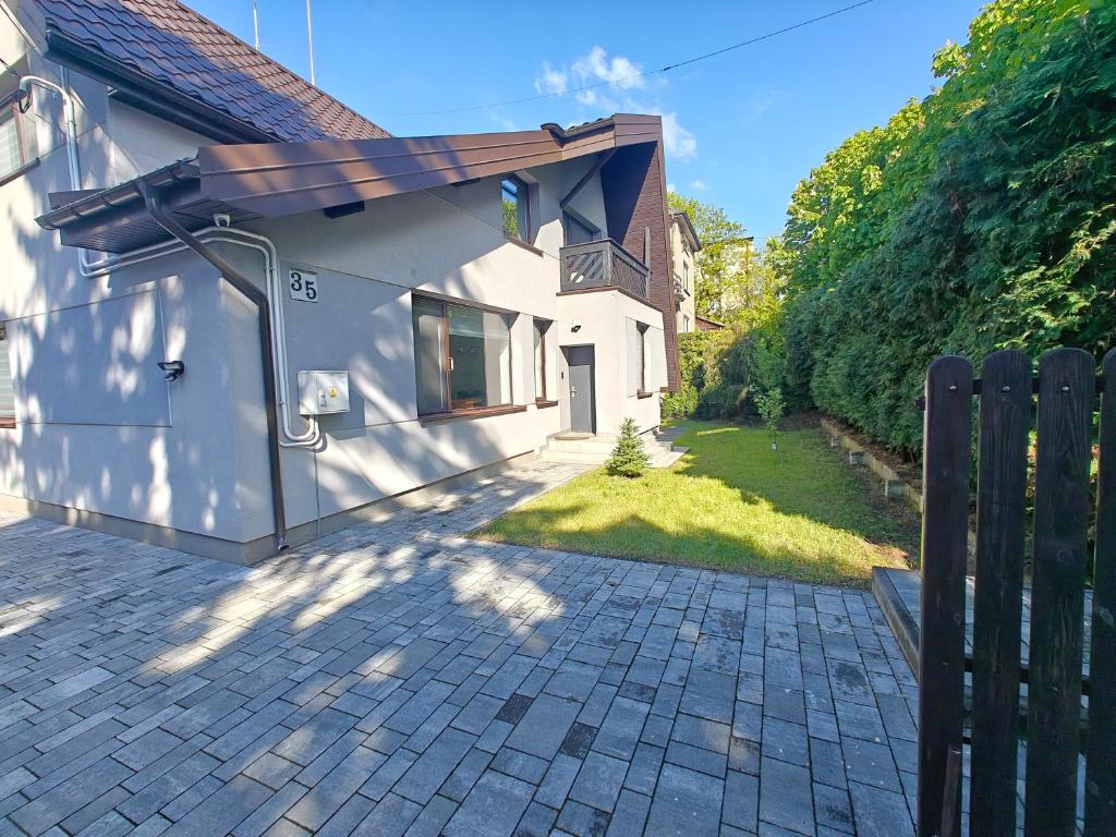een huis met een solarium aan de zijkant bij Dom na Kasztanowej in Augustów