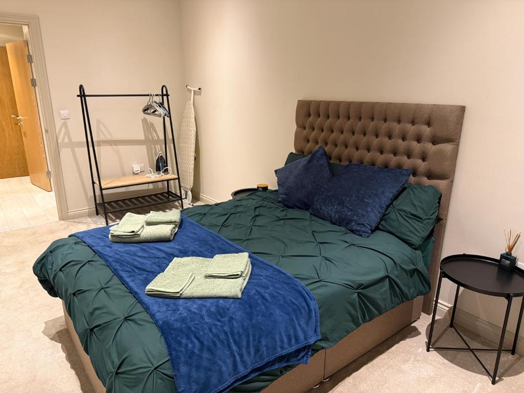 ein Schlafzimmer mit einem Bett mit Handtüchern darauf in der Unterkunft Centenary Netho - Leeds City Centre in Central Station