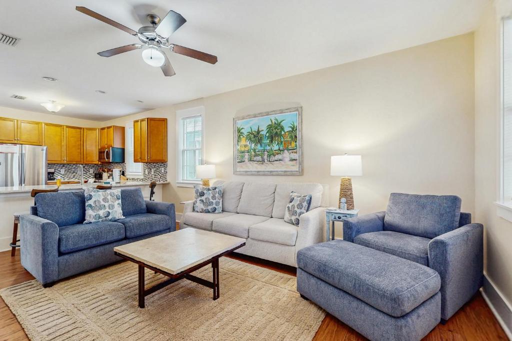 salon z kanapą, dwoma krzesłami i stołem w obiekcie Barefoot Cottages D135 : Sandy Turtle w mieście Highland View