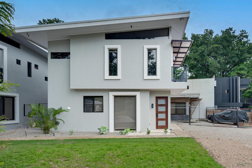 una representación de una casa blanca en Montedonato 18 - Combo, en San José Pinilla