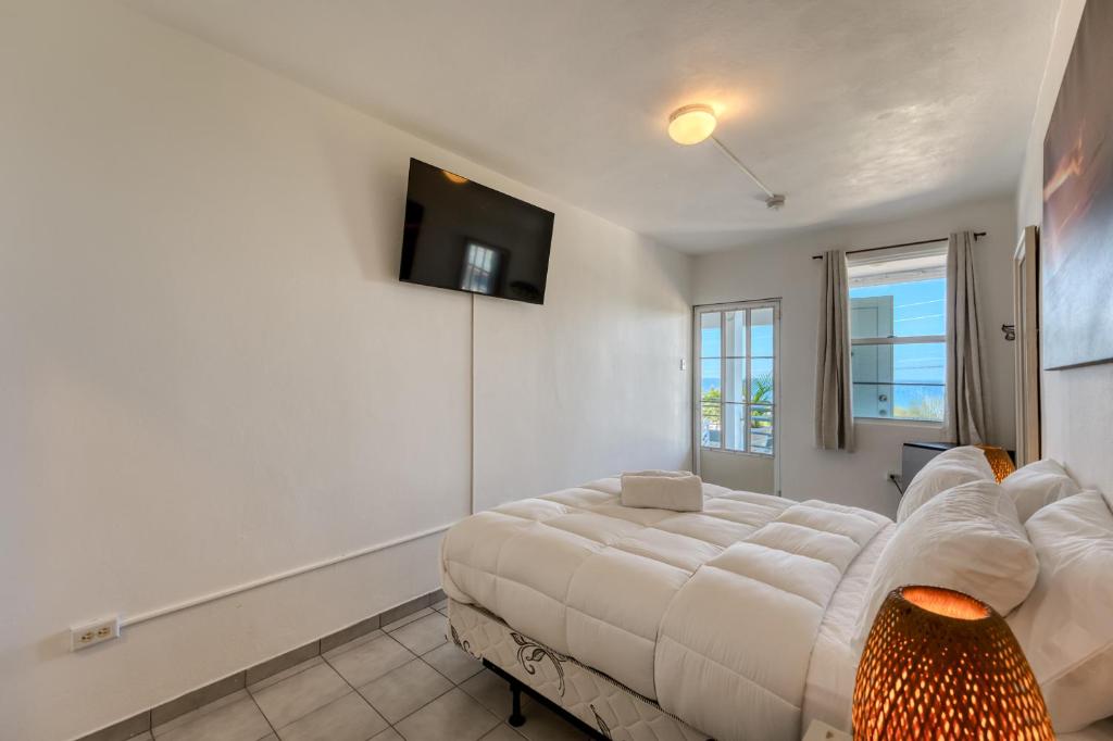Beach House Rincon - Habitación Doble Con Balcón Y Vistas Al Mar