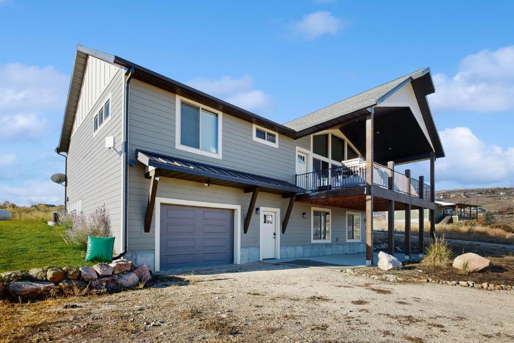 een huis met een balkon en een garage bij The Bear Lake Spot in Garden City