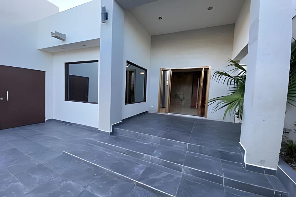 an empty lobby of a house with a tile floor at Casa El Tular - Alberca priv / a 5 min de la playa in Colonia Miramar