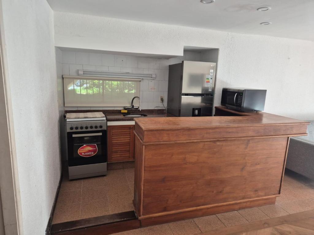 une cuisine avec une cuisinière et un comptoir dans l'établissement Club Sol, à Punta del Este