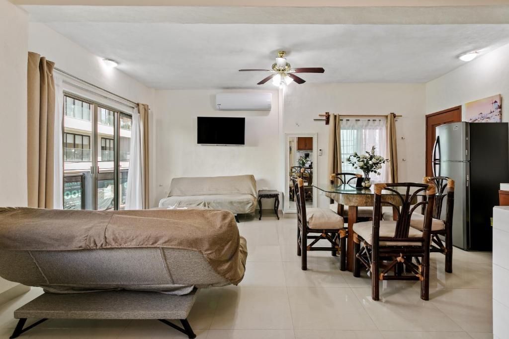 a living room with a couch and a table at Departamento de la quinta in Playa del Carmen