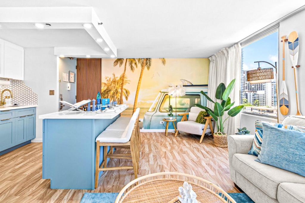 Posezení v ubytování Luxury Waikīkī Condo - 1BR King Suite, Full Kitchen, Rooftop Pool, 700ft to Beach l Sea La Vie