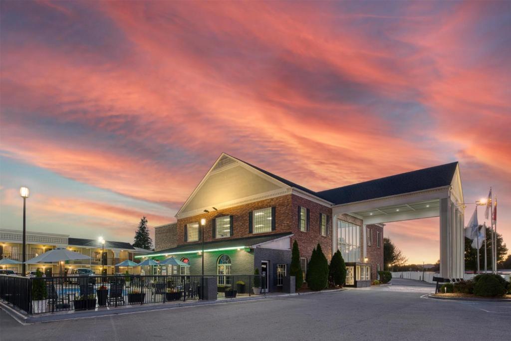 Un edificio con un cielo nublado encima. en Best Western Hendersonville Inn, en Hendersonville