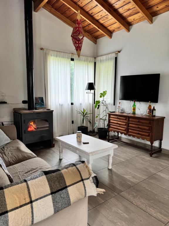 TV a/nebo společenská místnost v ubytování La Arboleda, Casa vacacional familiar