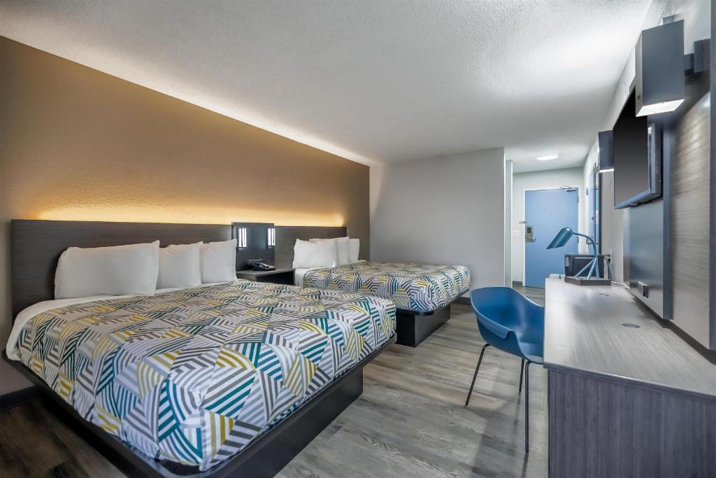 um quarto de hotel com duas camas e uma escrivaninha em Motel 6 - Franklin, OH em Franklin