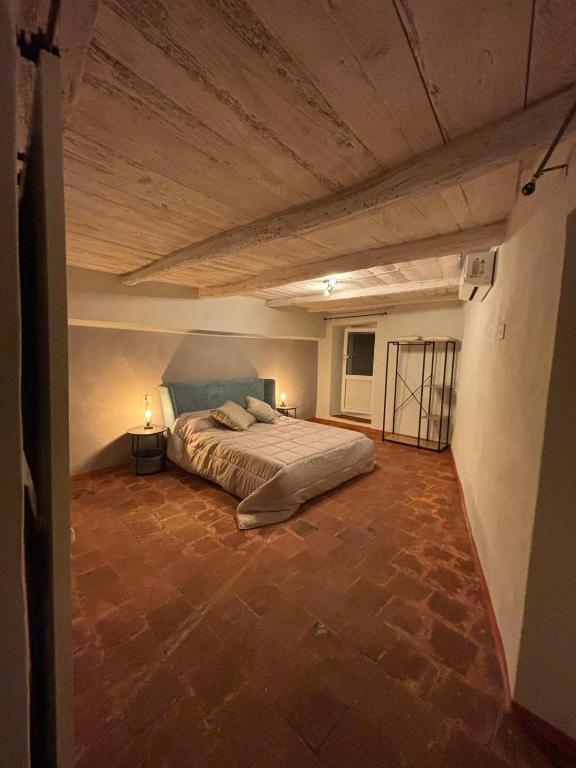 a bedroom with a large bed in an attic at FilAuri La Morra in La Morra