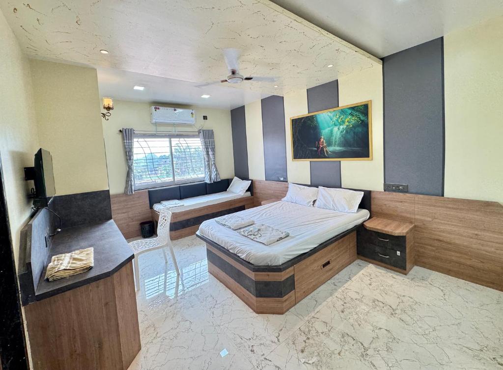 Ένα ή περισσότερα κρεβάτια σε δωμάτιο στο Trinetra Yatri Niwas