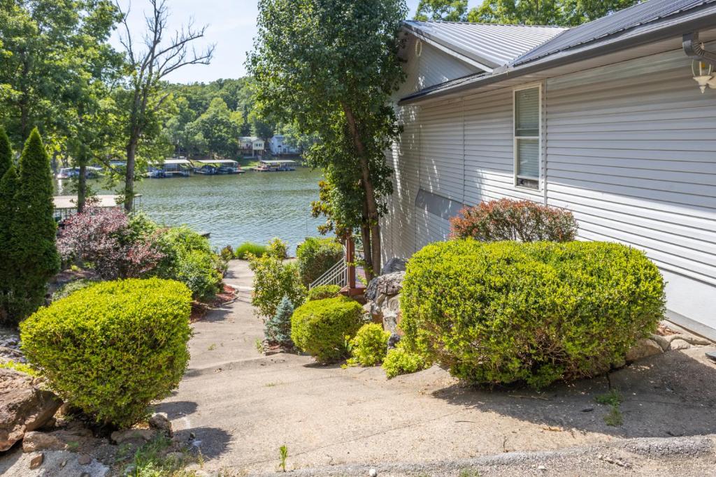 Zahrada ubytování Kahokee Trail Lodge-Pedal Boat, and Nearby Restos