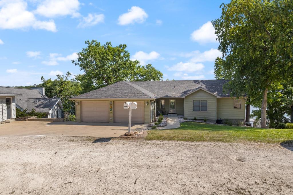 ein Haus mit einer Auffahrt davor in der Unterkunft Sunrise, Wildlife & Paddle Boarding Awaits! in Sunrise Beach