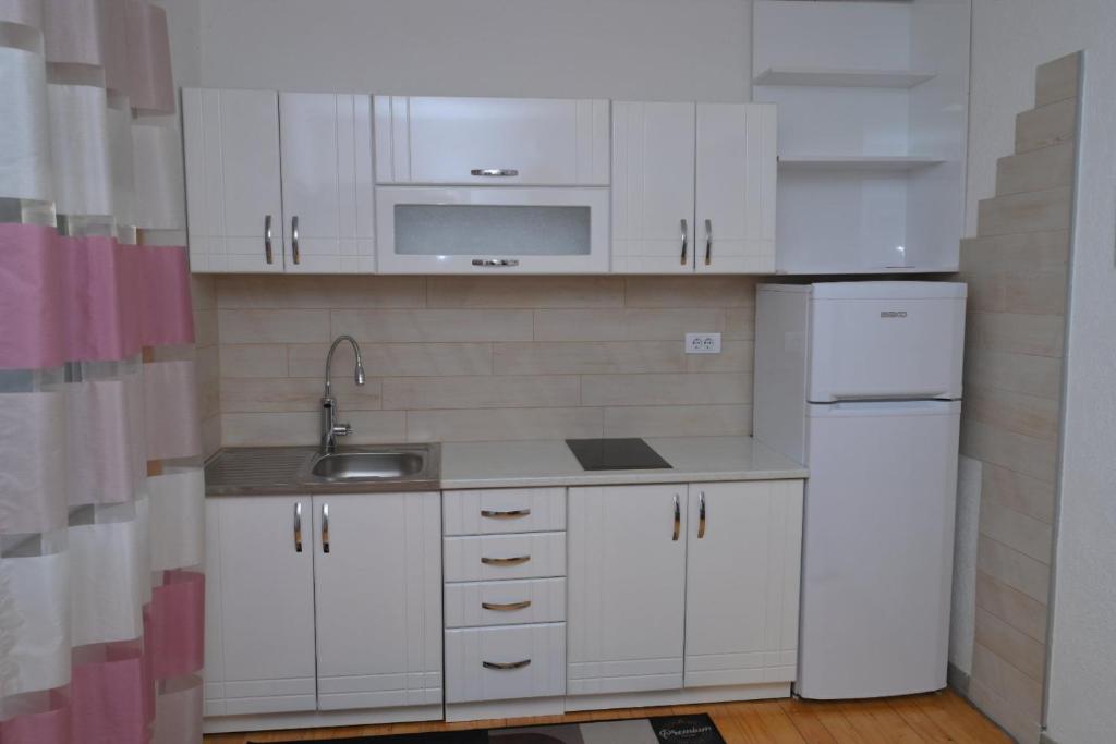 Kuchyň nebo kuchyňský kout v ubytování Apartman Natalija